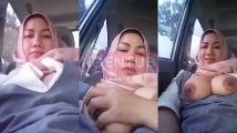Tante Jilbab Pamer Toket Sambil Naik Mobil HD Video