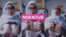Indri Cewek Jilbab Kacamata Gede Banget HD Video